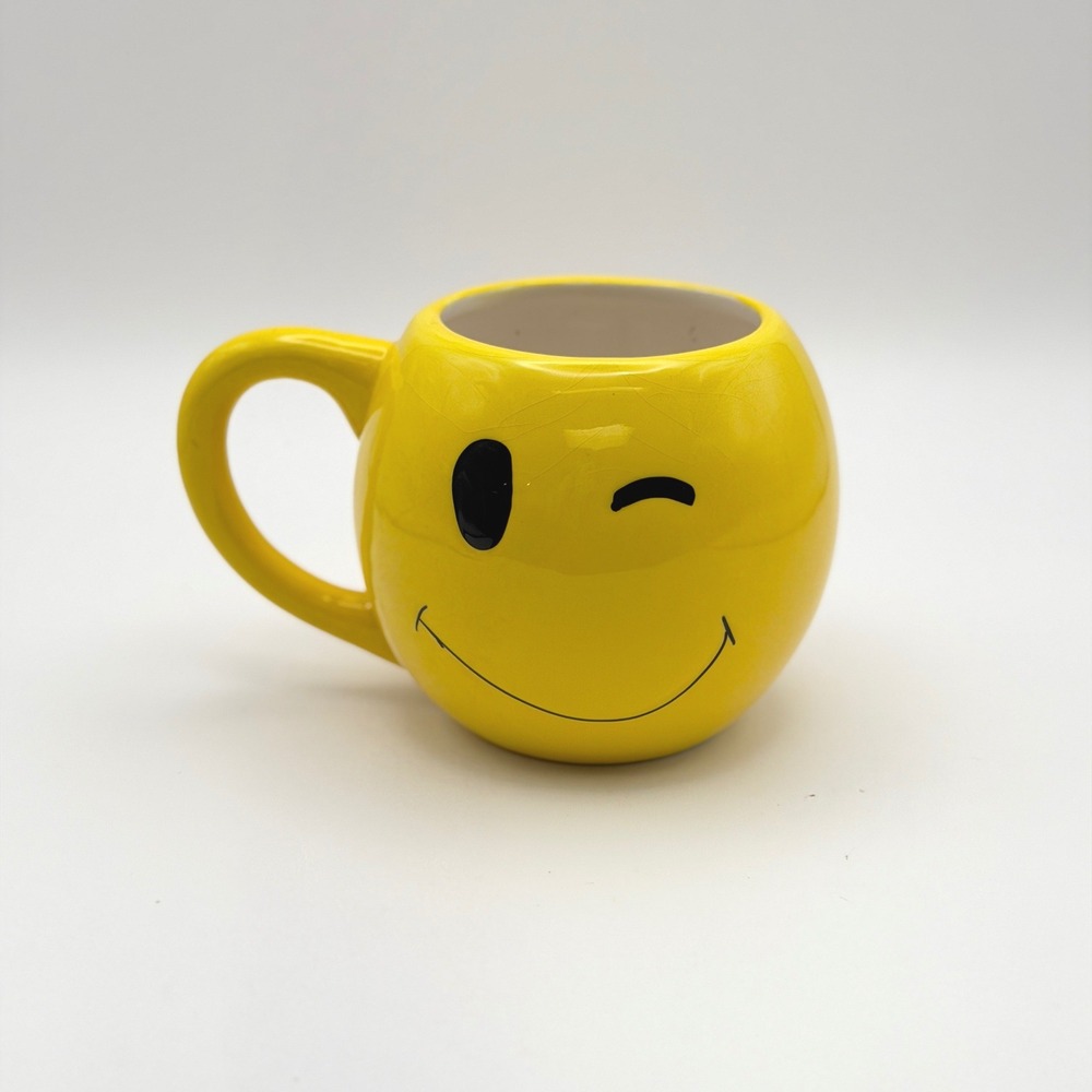 Pier 1 Imports Smiley Face Wink Mug Yellow Earthenware Y2K Retro Friends Style